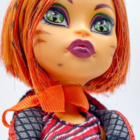 Monster High Toralei Stripe Werecat Bundle - 2011 & 2014 Dolls with Stands - Picture 6 of 6